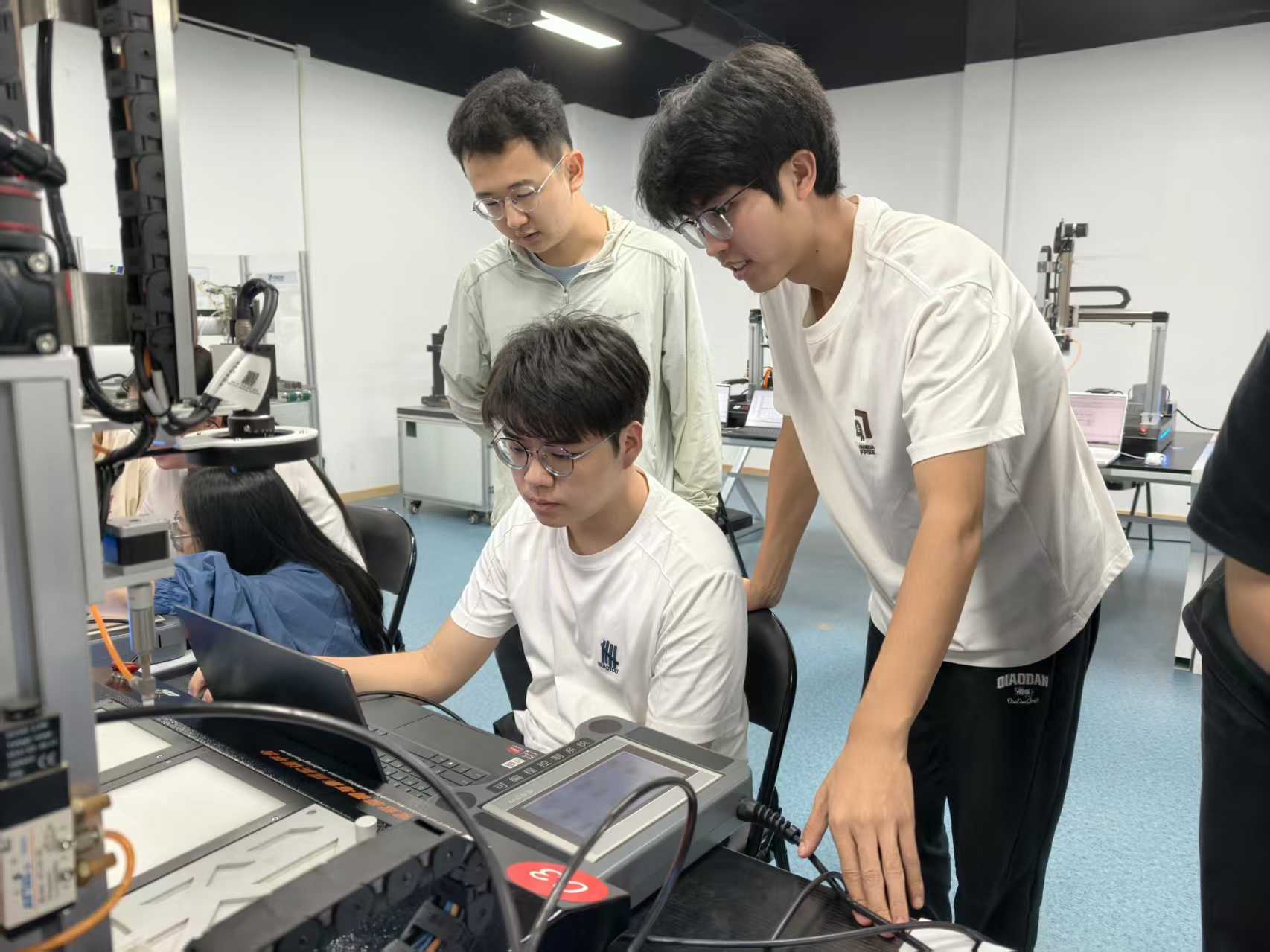 学习没有捷径，全靠动手实操🔥80%实操+ 20%理论，把技术练到手里，毕业才能从容上岗！