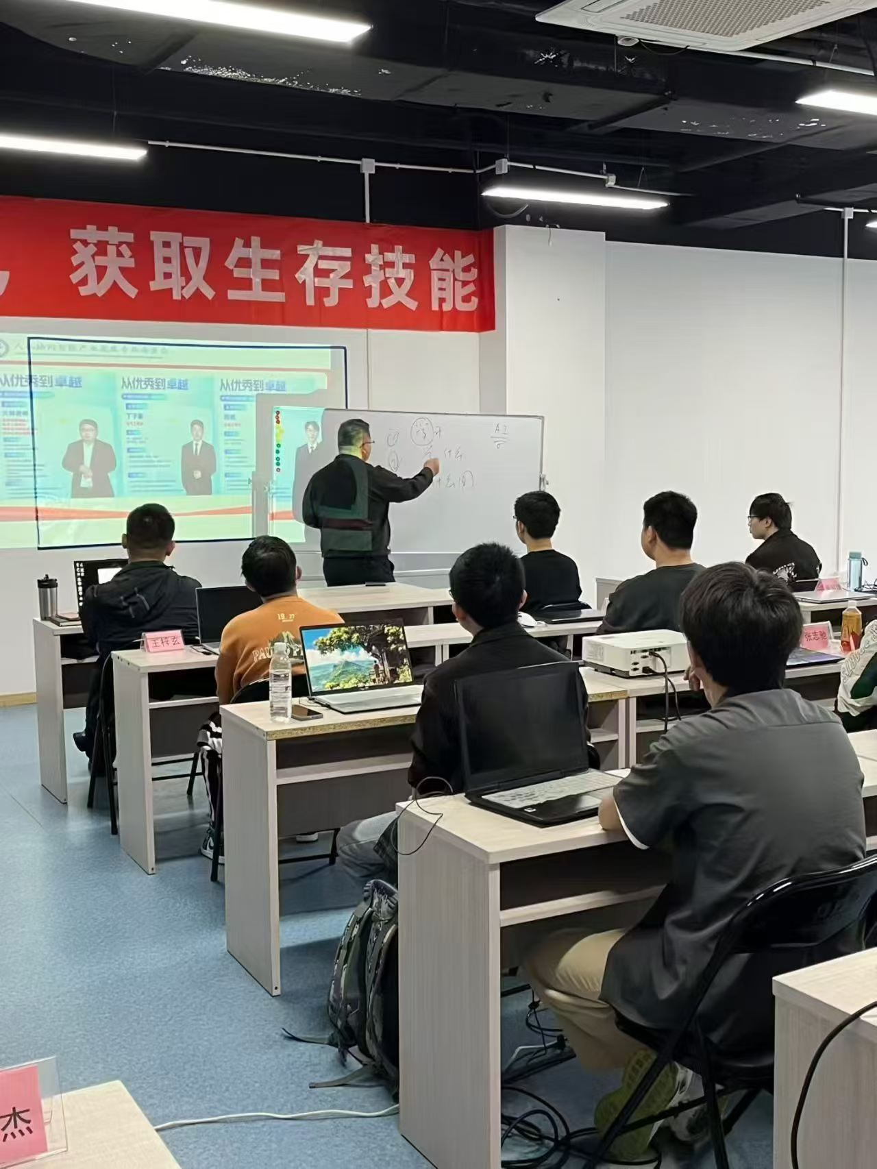 中国十大高薪职业榜单出炉。✅人工智能工程师/AI大模型/人工智能工程师 Ai视觉工程师 稳居第一名